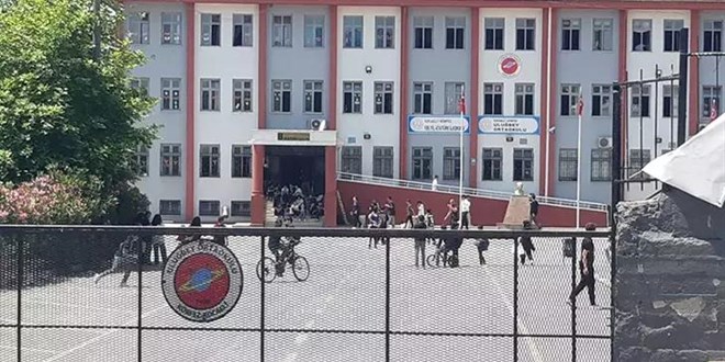 Öğretmeni darbeden veliye verilen 1680 TL ceza ertelendi