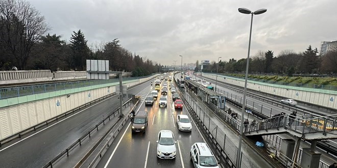 İstanbul'da yağış trafiği kilitledi