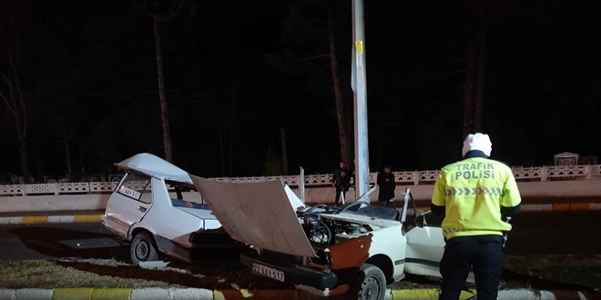 Aydınlatma direğine çarpan otomobil ikiye bölündü: 1 kişi öldü