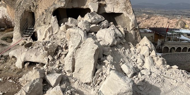 Kapadokya'da peribacası yıkıldı