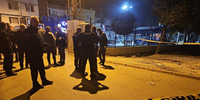 Motosikletli kasklı şüpheli, sokak ortasında bir kişiyi öldürdü