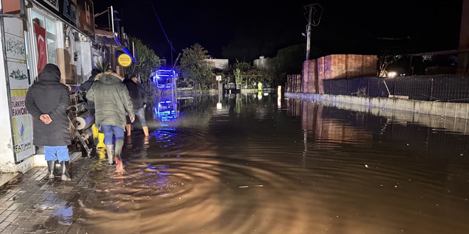 Bodrum'da kuvvetli sağanak nedeniyle evleri su bastı
