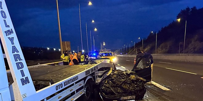 Anadolu Otoyolu'nda çekiciye çarpan otomobildeki iki kişi öldü