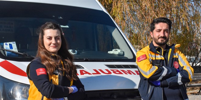 Sağlık çalışanı çift, aynı ambulansta hastaların imdadına yetişiyor