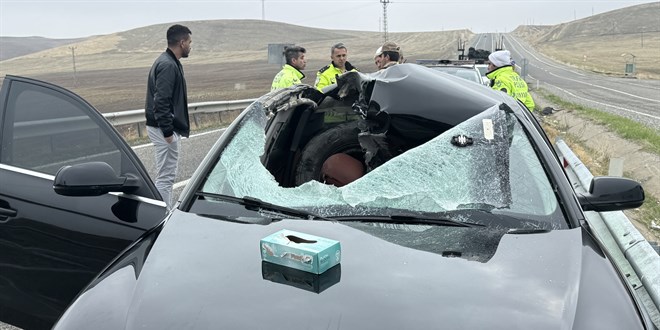 Tırdan fırlayan teker seyir halindeki otomobilin tavanına düştü: 1 ölü