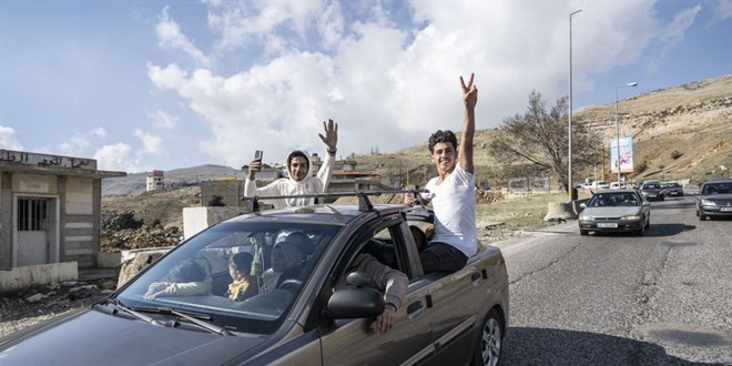 Lübnan'daki Suriyeliler ülkelerine dönmek için yollara düştü