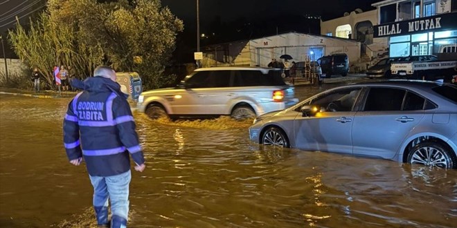 Bodrum'da sağanak nedeniyle evleri su bastı