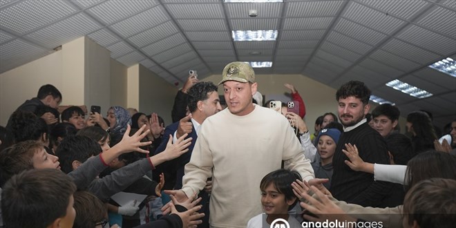 Seçim vaadini yerine getiren minik başkan, Mesut Özil'i öğrencilerle buluşturdu