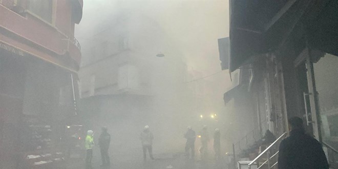 Fatih'te 4 katlı binada yangın: Çevre binalara da sıçradı