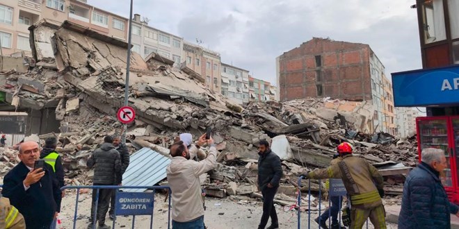 İstanbul Güngören'de bina çöktü