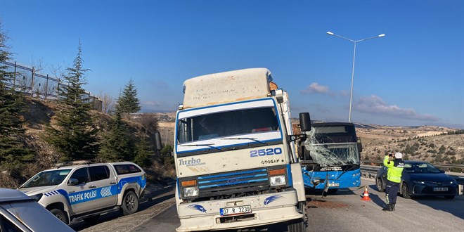 Halk otobüsü polis aracına çarptı: 5'i öğrenci 6 yaralı