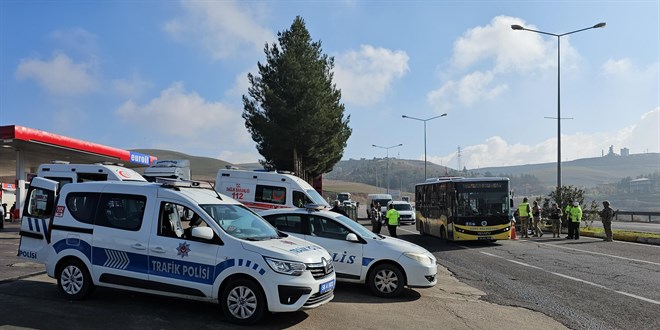 Otomobilin çarpması sonucu 1'i jandarma personeli 3 kişi yaralandı