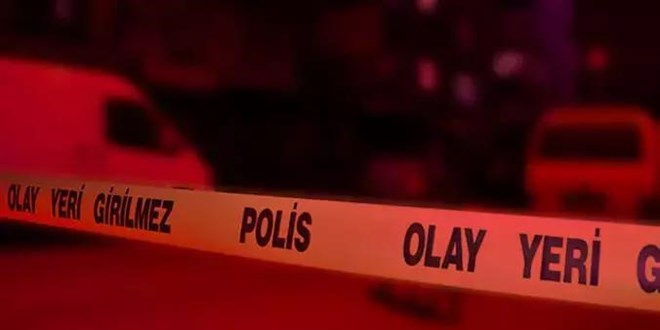 Kendilerine şiddet uygulayan annesinin sevgilisini öldürdü