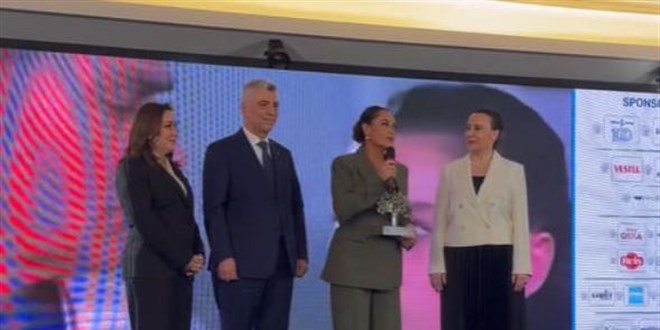 Ticaret Bakanı Bolat'tan Hülya Avşar'a ödül
