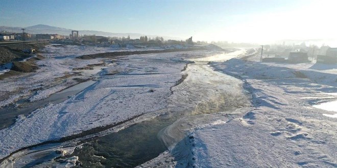 Murat Nehri kısmen dondu