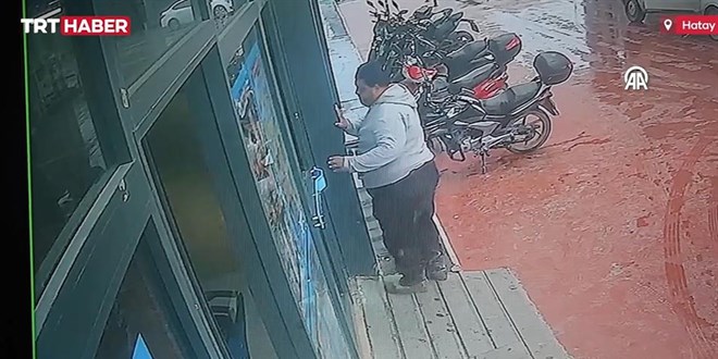 İnşaat işçisi markete çamurlu ayakkabılarını çıkarıp girdi