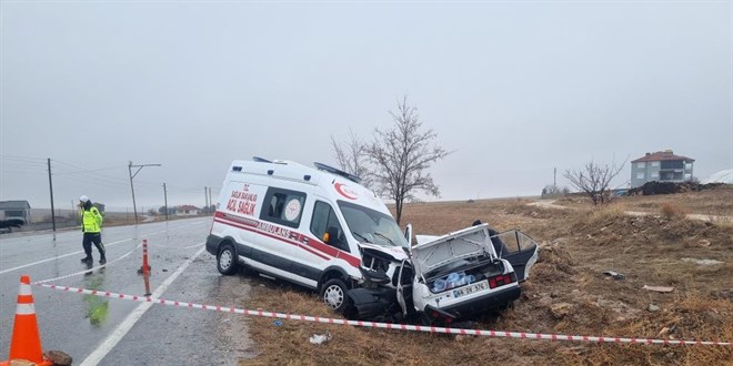 Ambulansla çarpışan otomobildeki öğretmenevi müdürü öldü