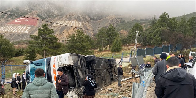 Isparta'da yolcu otobüsü devrildi: 1 ölü, 24 yaralı