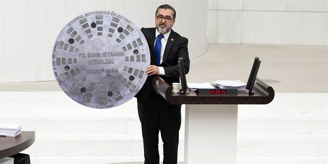 Ak Partili Vekil TBMM kürsüsüne 'rögar kapağı' ile çıktı