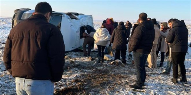 retmenleri tayan minibs devrildi: 13 yaral