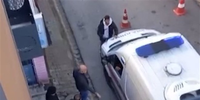 Sağlık ekiplerinin tedavisini reddetti: Ambulansı yumrukladı