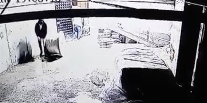 İnşaat işçisi gibi giyinip, 500 bin TL'lik kablo çaldılar