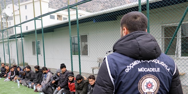 Yol kontrolünde minibüste 20 düzensiz göçmen yakalandı