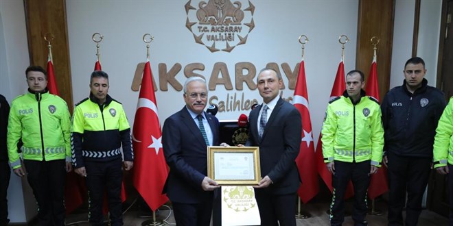 Alkollü sürücünün tehdit ettiği polislere Vali'den başarı belgesi