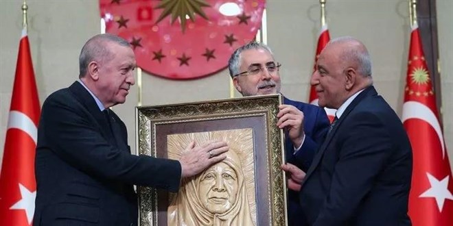 Cumhurbaşkanı Erdoğan'ı duygulandıran hediye