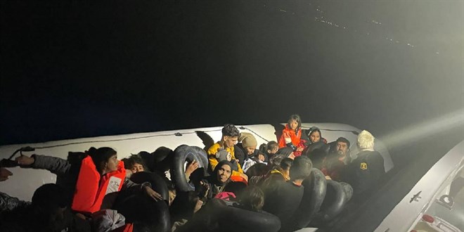 İzmir açıklarında 65 düzensiz göçmen yakalandı