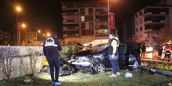 Kavşağa süratli giren otomobil anıt duvarına çarptı: 1 ölü