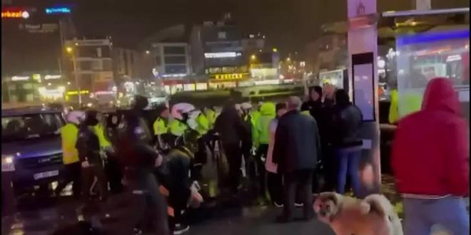 Polis otosuna çarpan sürücünün yakınları polise saldırdı: 4 polis yaralandı