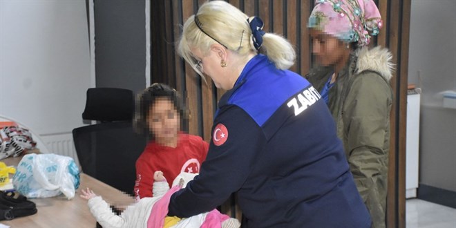 Zabıtadan dilenci operasyonu: Paraları bebeğin bezine gizlemiş