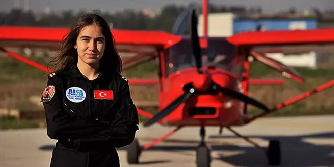 16 yaşındaki Defne, Türkiye'nin en genç kadın pilot adayı oldu