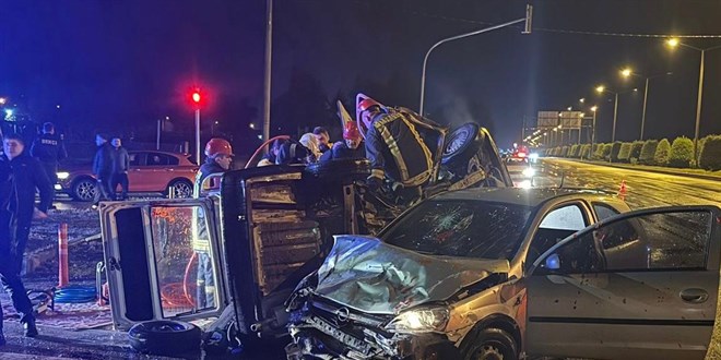 İki otomobil çarpıştı! 2 ölü 2 yaralı