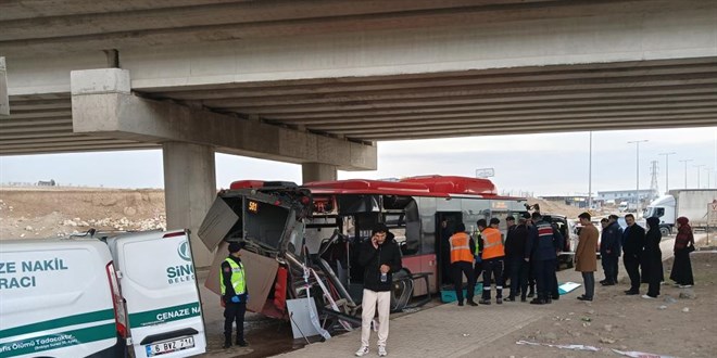 Ankara'da belediye otobüsü tırla çarpıştı: 1 ölü, 1 yaralı