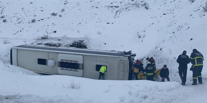 Yolcu otobüsü şarampole devrildi!