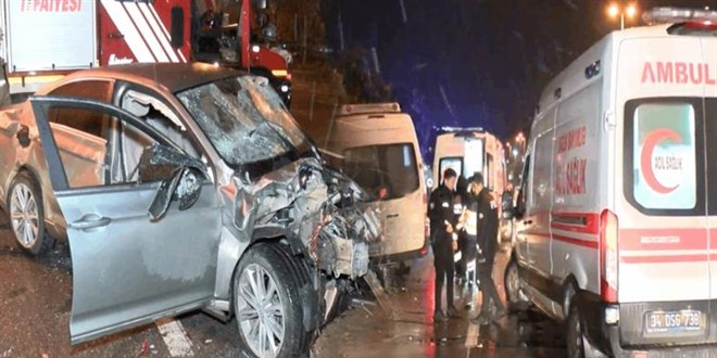 Kartal'da feci kaza: 7 kişi yaralandı, sürücü sıkıştı