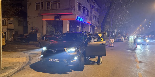 Polisin uygulama yaptığını gören sürücü aracını bırakıp kaçtı