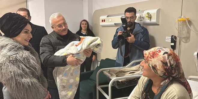 Yeni y�l�n ilk bebe�inin ad� 'Cemile' oldu