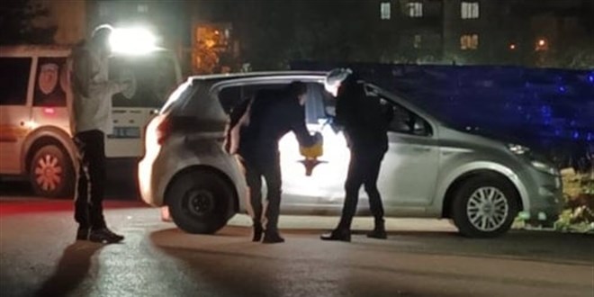 Park halindeki araçta başından vurulan genç kadın hayatını kaybetti