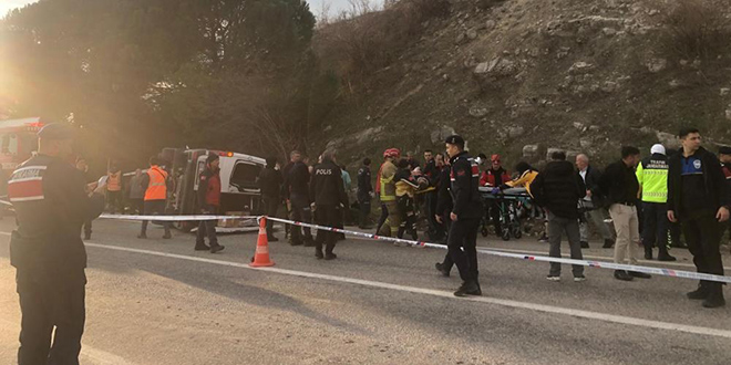 Bal�kesir'de minib�s ile otomobilin �arp��t��� kazada 2 ki�i �ld�