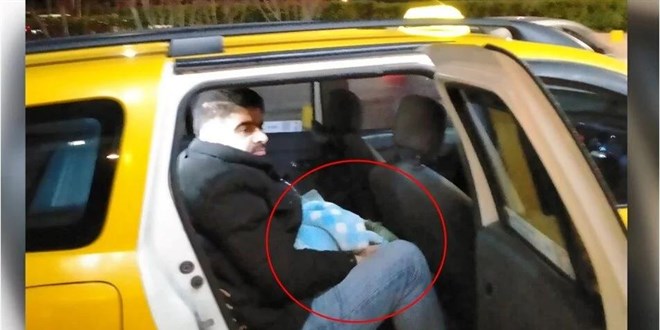 Taksinin arka koltuğunda doğum: Anne ve bebek sağlıklı