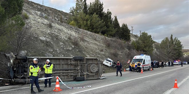 Minibüs ile otomobil çarpıştı: 2 ölü, 18 yaralı