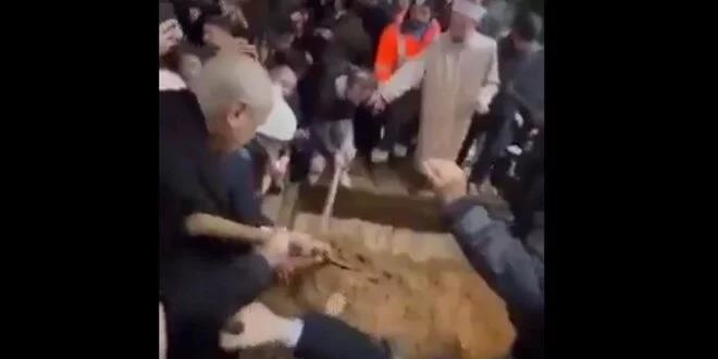 Devlet Bah�eli, Ferdi Tayfur'un mezar�na toprak att�