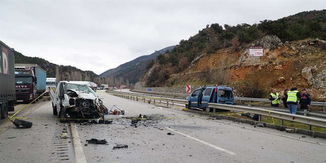 Çorum'da 4 aracın karıştığı trafik kazasında 2 kişi öldü