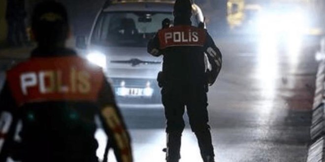 Uyuşturucuyu dışarı atarken polise yakalandılar
