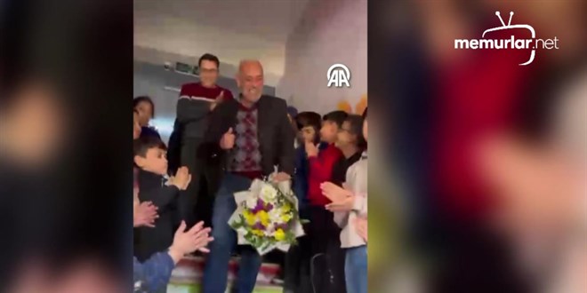 Emekli olan hizmetli görev yaptığı okuldan alkışlarla uğurlandı