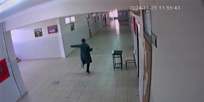 Nöbetçi öğrenci okulda can sıkıntısını halay çekerek atlattı