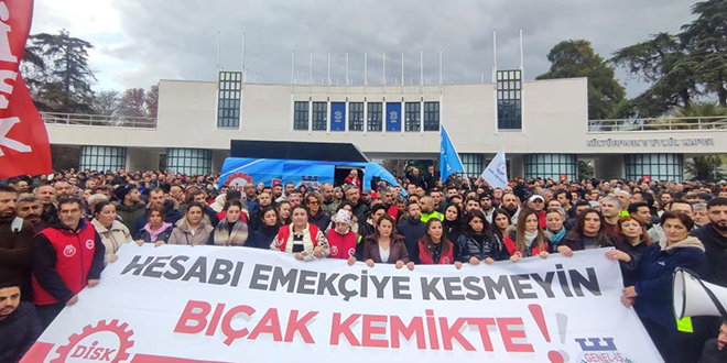 İzmir Büyükşehir'de maaş krizi: Binlerce işçi iş bıraktı